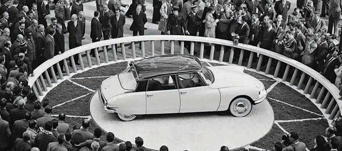 Photo représentant un véhicule Citroen DS présentée au salon de l'automobile à Paris en 1955